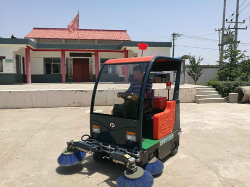 杨凌白龙社区使用电动驾驶式扫地车